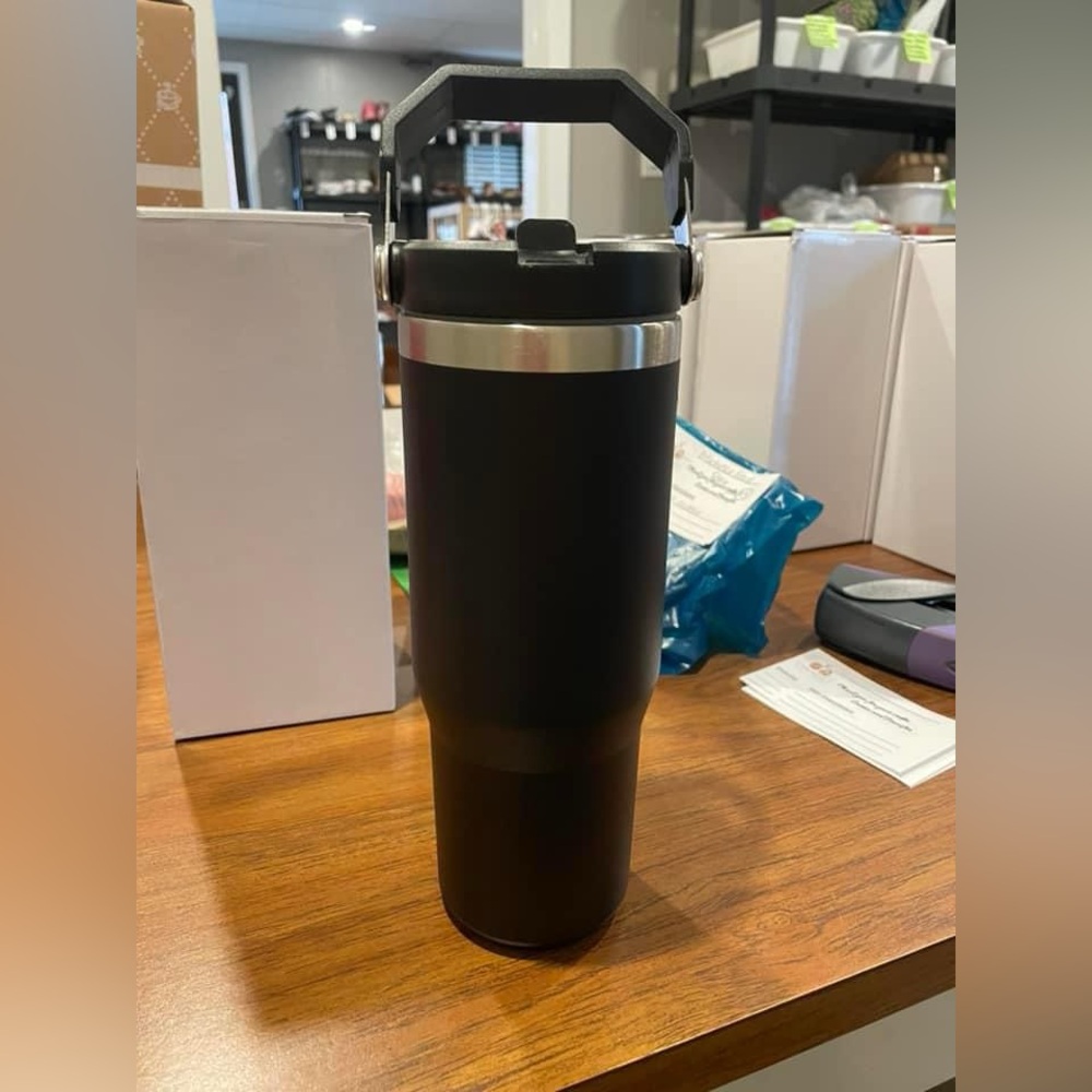 Unbranded 30oz tumbler with lid, straw and handle